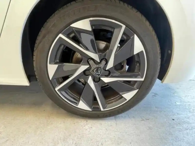 Peugeot 308 1.2 puretech 130ch s&amp;s allure pack — photo 12