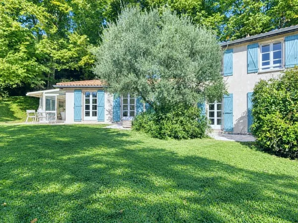 Maison 6 pièces, garages, jardin paysagé avec piscine Sain