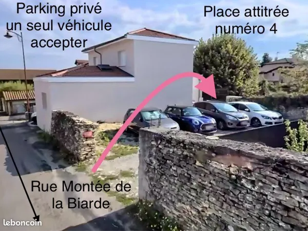 À louer place de parking extérieure sur terrain privé à Saint-Alban-de-Roche,