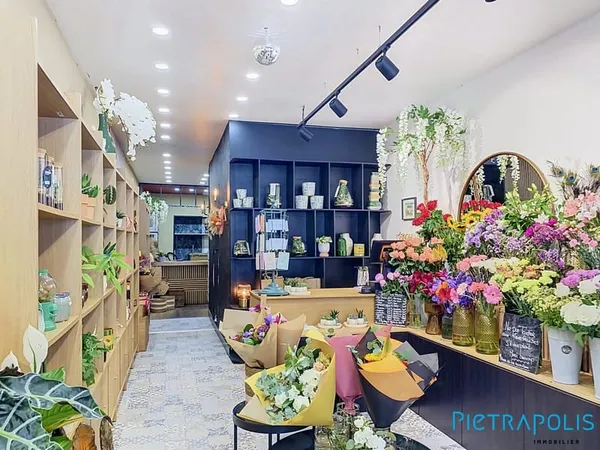 Sète : Rue piétonne fond de commerce 60 m² beau linaire vitr