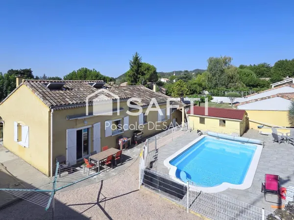 Charmante maison avec beau terrain et piscine