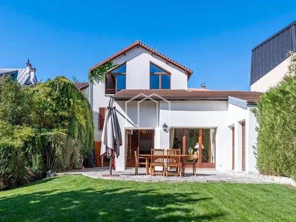 MAISON FAMILIALE 211 M2 AVEC GRAND JARDIN