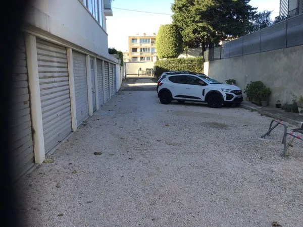 Garage 13008