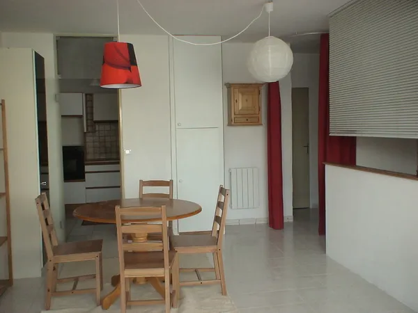 Grand studio de 50m2 avec jardin privatif clôturé à Sauverny