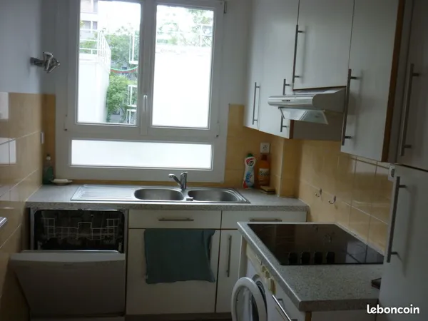 Paris 20eme Loue vide Grand 2 pièces 54m² avec cave et Box voiture 1650 TCC