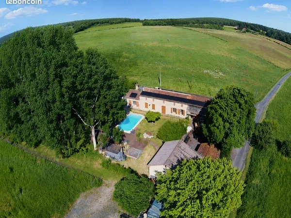 Maison charentaise avec dépendances, atelier et espace détente