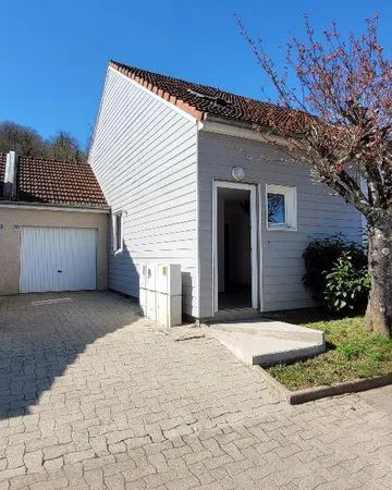 Maison mitoyenne de 68 m² avec garage et extérieur de 100 m² - Montmorot