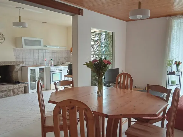 A rénover pour une surface totale d' environ 130 m2