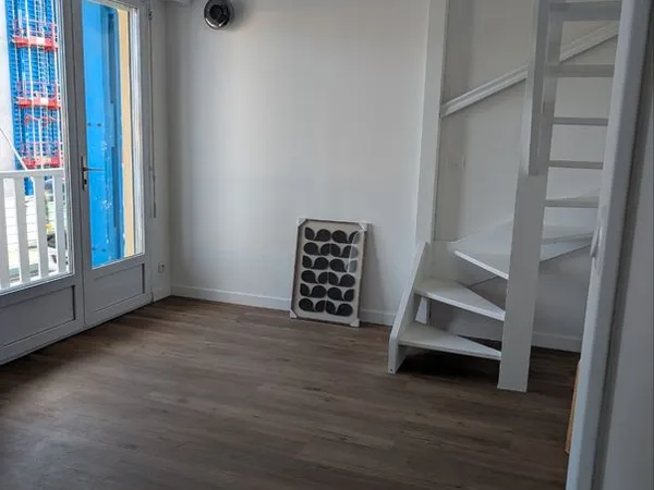 ​T2 Bis en duplex avec une piéce supplémentaire, appartement entièrement rénové & meublé - A côté de