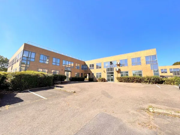 Local d'activité 808 m²