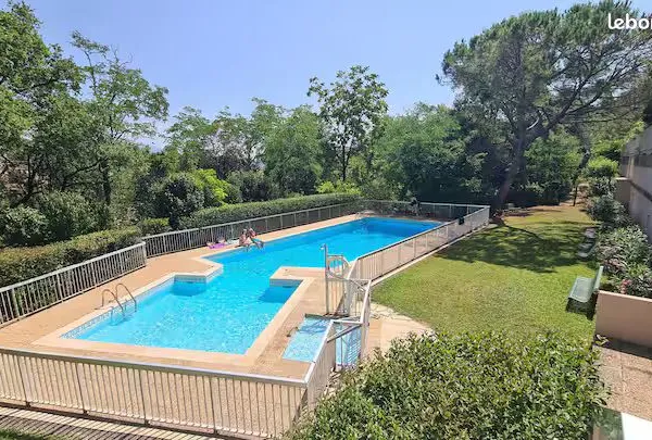 Superbe investissement F1 standing piscine parking cave 89 000 euros à déb