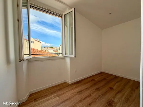 Appartement T3 rénové - 45 m² - Forville / Petit Juas - 8 min à pied du Palais des Festivals