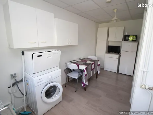 Meublé F1 21m², climatisé, DPE C, proche la Soie (métro A, tram T3, futur T9), tous commerces, Wifi