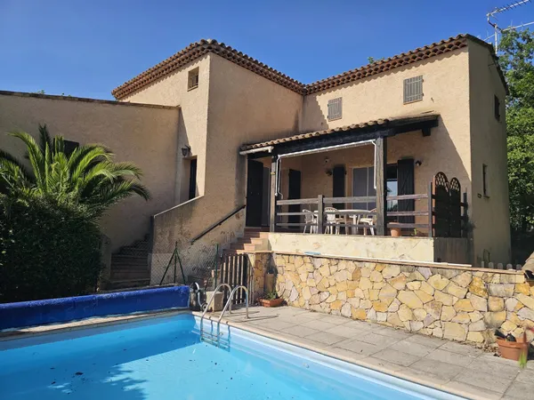 Villa provençale avec piscine, garage et vue dégagée à pied du village