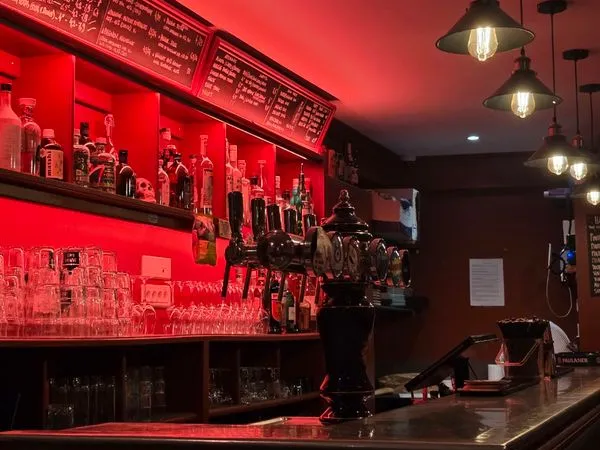 Bar licence 4 - 2 niveaux + terrasse - quartier Daurade/Saint Pierre