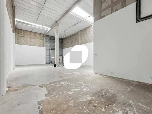 Local d'activité 739 m²
