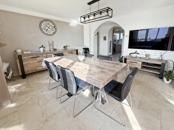 LES PENNES MIRABEAU - LES SAUGES- Appartement T4 T5 rénové de 82m2 avec balcon dans une résidence sé