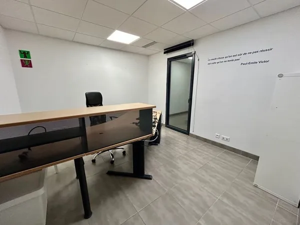 Ensemble de 4 bureaux + salle d'attente