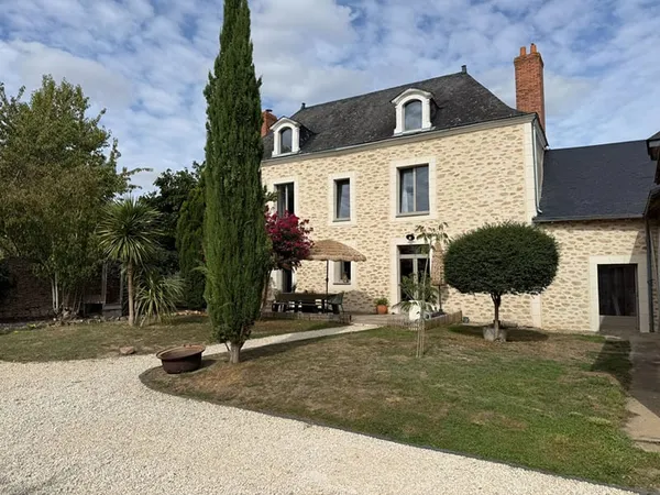 Maison de maître de caractère à Juvardeil, beaux volumes, dépendances et cadre privilégié