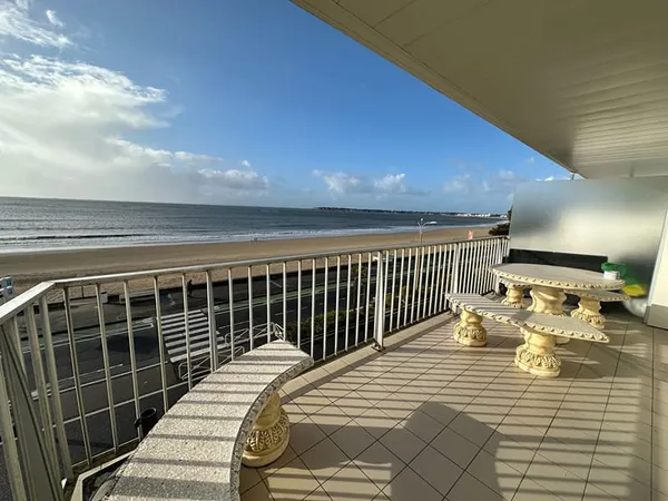 LA BAULE, FACE MER T3 D'ANGLE EN 2ème ÉTAGE