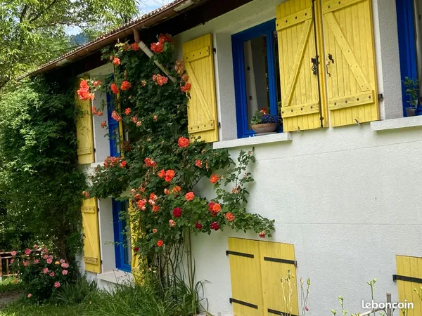 Belle maison familiale rénovée de 200m2 + 3 gîtes attenant et une salle polyvalente sur terrain arbo