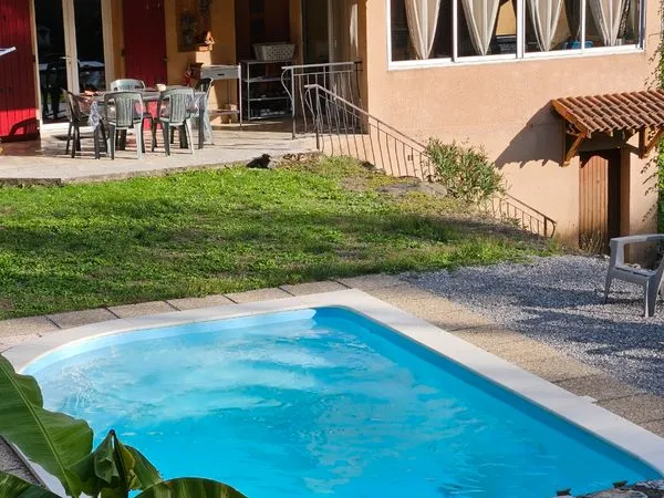 Maison de plain-pied avec piscine et grand terrain. Saint Jean du Pin. 250 000