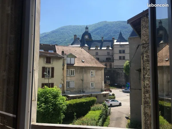 Appartement de caractère face au Château