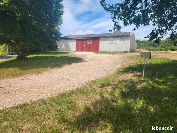 Local artisanal, industriel d'une superficie de 360m2 sur une parcelle de 2900m2