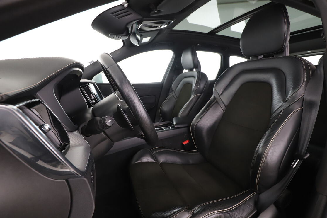 Volvo XC60 2.0 D5 AdBlue AWD R-Design Geartronic 8 — photo 9