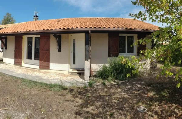 Maison 122m2 de plain pied, très grand salon, 3 chambres et un bureau, jardin, garage