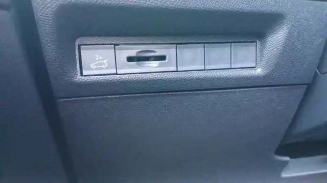 Peugeot 408 hybrid 145 e-dcs6 — photo 26