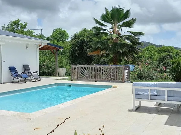 A vendre villa Sainte Anne avec piscine
