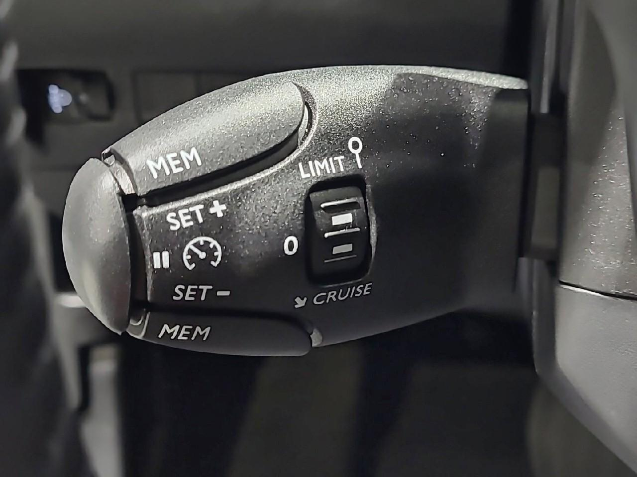 Peugeot 2008 hybrid 145 e-dcs6 allure — photo 24