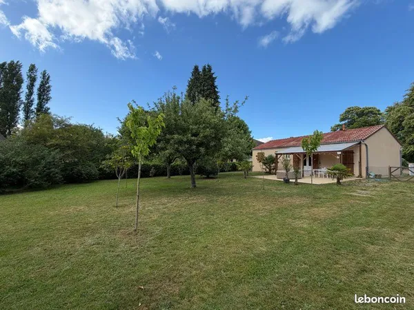 Maison meublée rénovée - Cadre résidentiel et jardin arboré