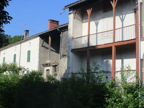 Maison de caractere avec garage et terrain prat-bonrepaux