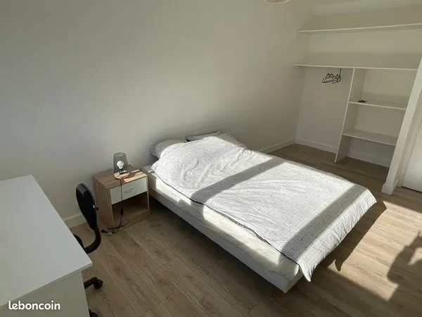 Chambre équipée disponible dans colocation meublée