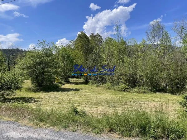 BEAU TERRAIN CONSTRUCTIBLE non viabilisé