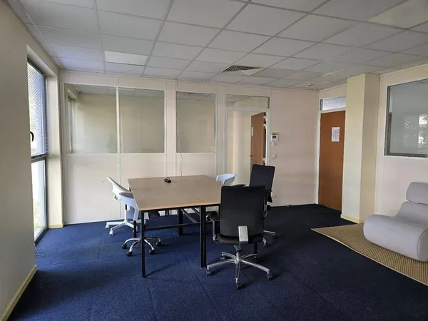 Bureau 64 m²