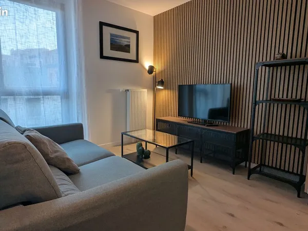 2 pièce meublé aux Ardoines avec balcon et place de parking sécurisé