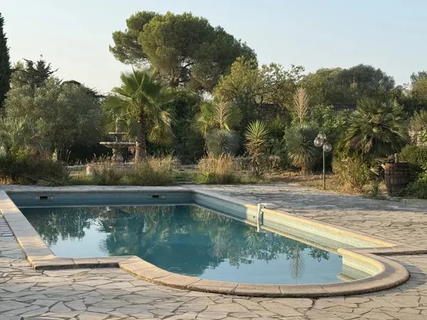 Villa indépendante de 300m2 , piscine ,cave à vin, oliverai
