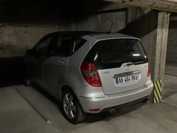 Location parking Neuilly sur Seine avec borne de recharge