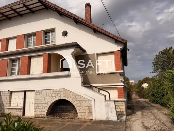 Grande maison 220 m2 sur beau terrain de 1500m2 avec une parcelle constructible