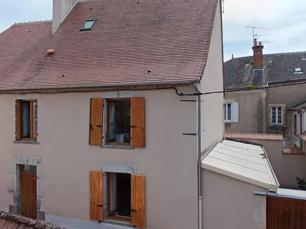 LE VEURDRE - MAISON DE BOURG 180 M2, STUDIO, TERRAIN + GARAGE