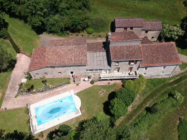 CORPS DE FERME RENOVE PISCINE ETABLE GRANGE DEPENDANCES SUR 9000M² ARBORES