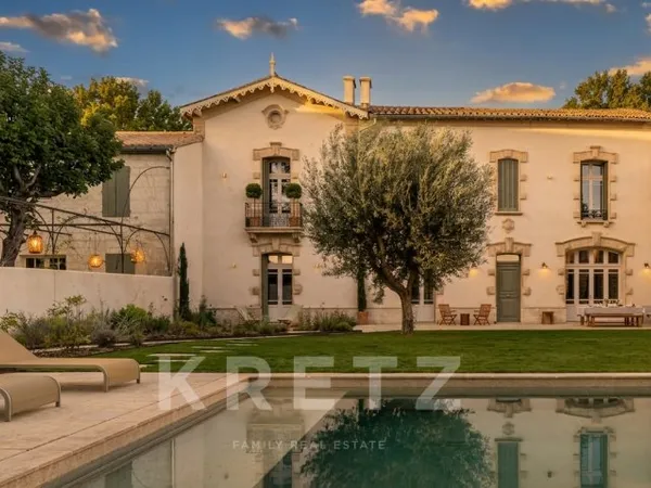MAUSSANE-LES-ALPILLES, PROPRIÉTÉ D'EXCEPTION AU CŒUR DU VILLAGE 392 M2, 9 CHAMBRES, 2 PISCINES