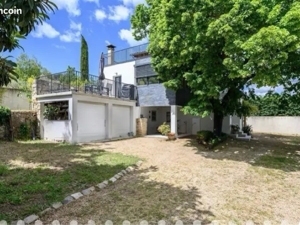 Maison en pierre entièrement restaurée et réaménagée, constituée d'une résidence principale + un app