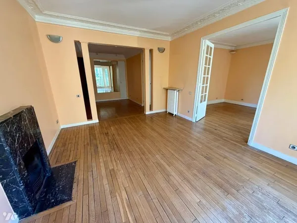 Appartement à Paris 15 de 118.67m² comprenant quatre pièces principales avec cave et parkings