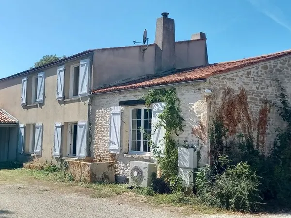 Grande maison avec dépendances et terrain