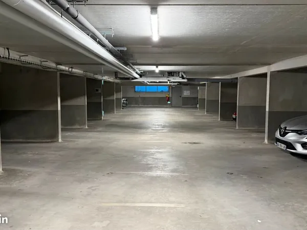 Loue parking moto