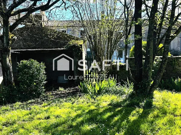 Maison en pierre beaux volumes jardin arboré authenthique et paisible fort potentiel centre ville bo